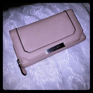 Jaclyn Smith carry all wallet